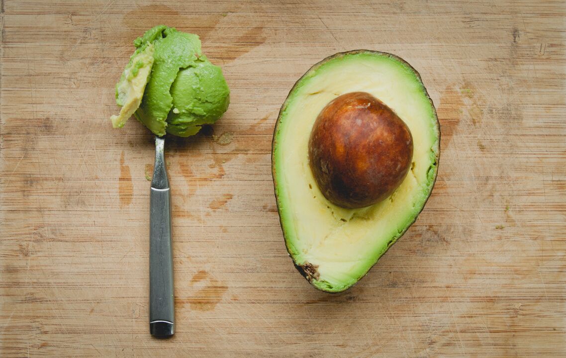 Az avokádó magas növényi zsír- és fehérjetartalma miatt szerepel a keto diéta menüjében. 